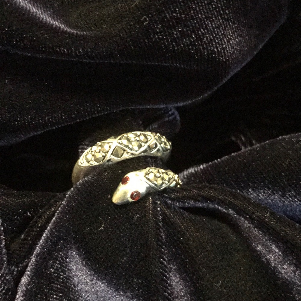 Silver tone snake ring with ruby colored eyes sz 7